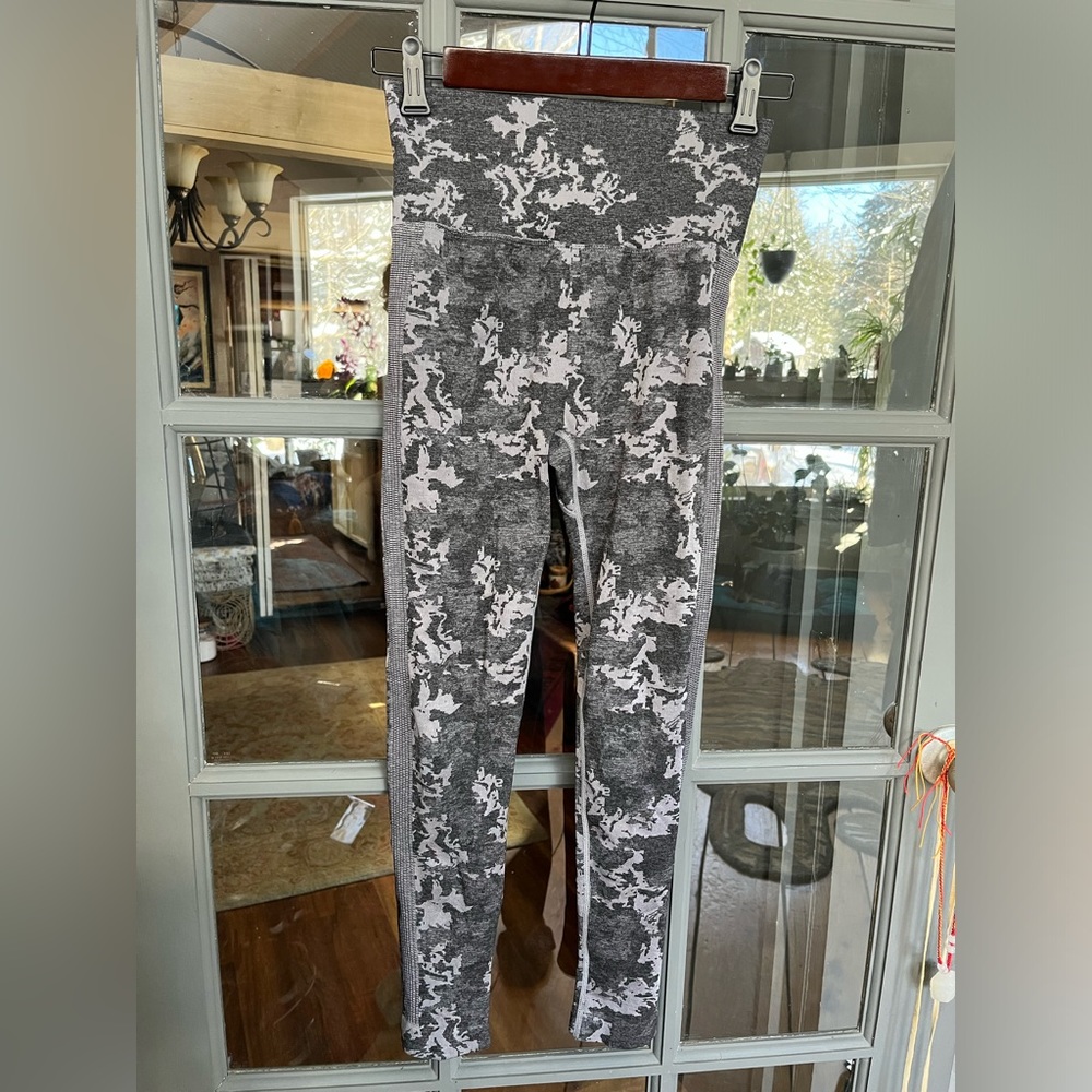 Camo butt lifting leggings xs